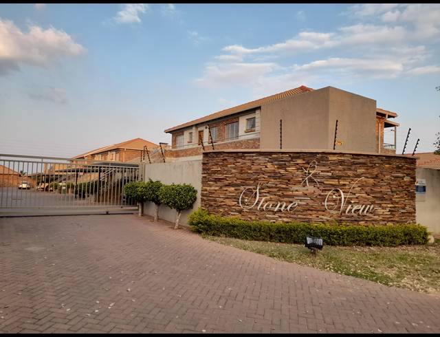 2 BEDROOM TOWNHOUSE FOR SALE IN ANDEON